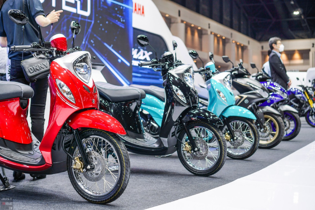 Fino 125 xuất hiện ở Motor Show 2021 với nhiều tùy chọn màu khác nhau.
