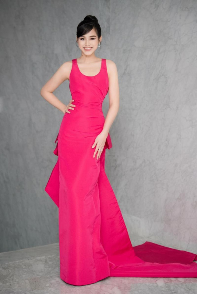 Hoa hậu Đỗ Thị Hà đổi kiểu váy mới, không khoe chân mà nhìn vẫn cảm giác chân dài miên man - 1