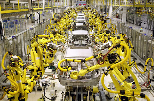 Một nhà máy thông minh sản xuất ôtô sử dụng người máy ứng dụng AIoT Nguồn: INTERNET