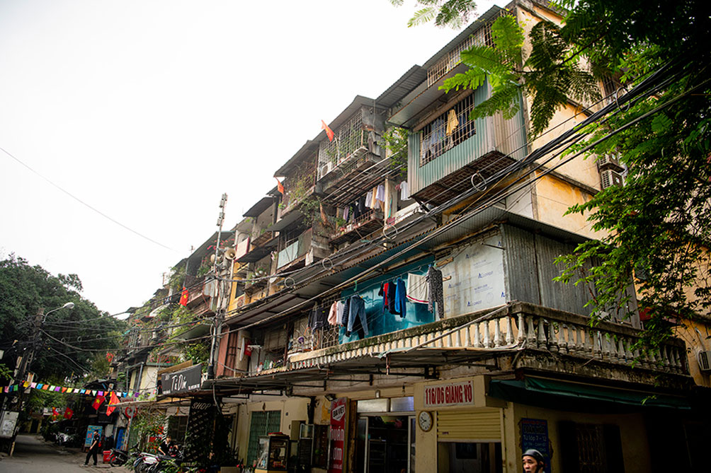 &nbsp;Hiện nay, ở Hà Nội tồn tại rất nhiều các khu tập thể cũ. Đa phần các khu tập thể được xây dựng từ những năm 60-70 của thế kỷ trước nên đã bắt đầu xuống cấp, xập xệ.