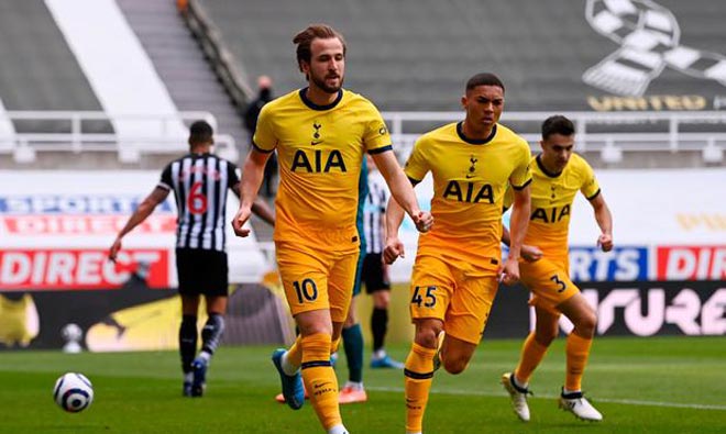 Harry Kane (số 10) lập cú đúp vào lưới Newcastle chỉ trong 4 phút