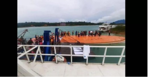 Nhân viên cứu hộ trên chiếc du thuyền bị lật. Ảnh: Laotian Times