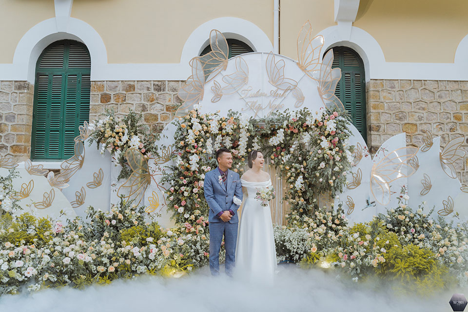 Không gian tiệc cưới tràn ngập hoa của Trần Mỹ Ngọc