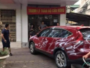 Tin tức trong ngày - Đỗ xe chắn cửa hàng, ô tô Honda CR-V bị phun sơn trắng kèm dòng chữ “làm ơn đỗ xe có ý thức”