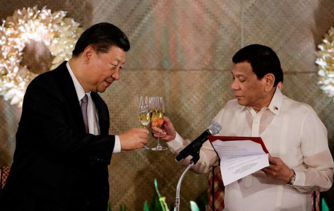 Chủ tịch Trung Quốc Tập Cận Bình (trái) và Tổng thống Philippines&nbsp;Rodrigo Duterte. Ảnh: REUTERS
