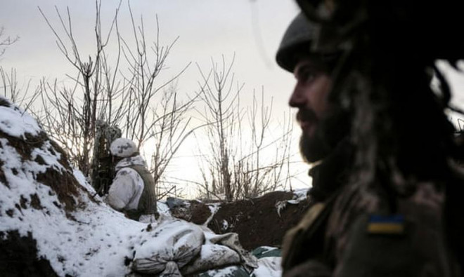 Binh sĩ Ukraine ở tiền tuyến với phe ly khai miền Đông Ukraine ở tỉnh Donetsk. Ảnh: Anatolii Stepanov/Getty Images