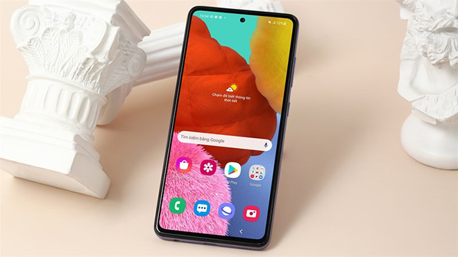 Galaxy A52 5G là model đầu tiên của dòng A trang bị tốc độ màn hình 120 Hz, vốn chỉ xuất hiện trên dòng flagship.