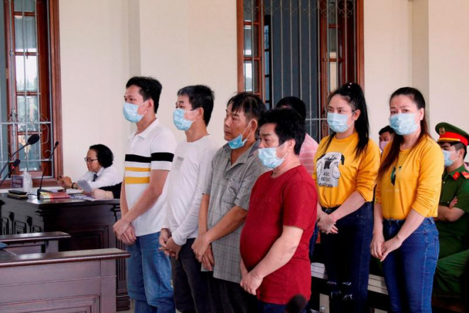 Bị cáo Võ Văn Tuấn (hàng trên bìa trái) và sáu bị cáo khác tại tòa ngày 6-4. Ảnh: Nhẫn Nam