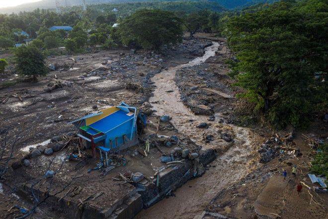 Mưa lũ và sạt lở khiến hàng ngàn căn nhà bị phá hủy. Ảnh: Reuters