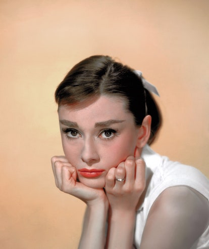 11 sự thật về chế độ làm đẹp từ trong ra ngoài của huyền thoại Audrey Hepburn - 7