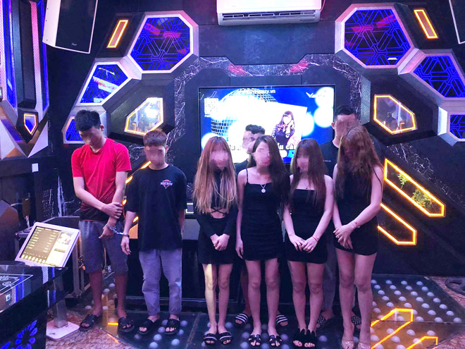 Các nữ tiếp viên “rót bia” bị bắt quả tang thác loạn cùng khách tại quán karaoke.