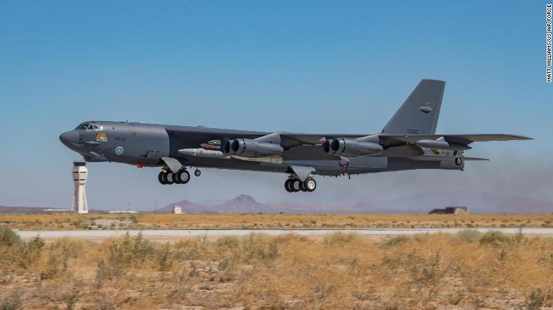 Oanh tạc cơ chiến lược B-52H là mẫu máy bay được không quân Mỹ&nbsp;sử dụng để phóng thử tên lửa siêu thanh.