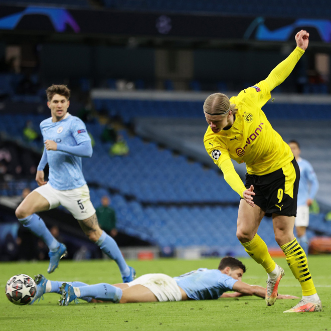 Ngay đầu hiệp hai, Erling Haaland có cơ hội gỡ hòa cho Dortmund nhưng không thể tận dụng