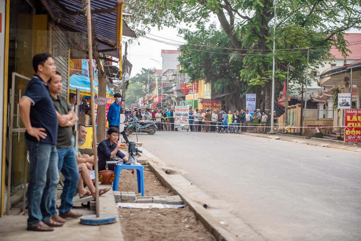 Cơ quan chức năng xã Quảng Bị đã phong tỏa khoảng 100m đường Phố Chợ. Phía ngoài rào chắn, nhiều người đến xem, bàn tán về "hố tử thần".