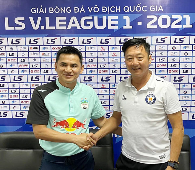 HLV Kiatisak và HLV Lê Huỳnh Đức bắt tay trong cuộc họp báo trước trận đấu giữa Đà Nẵng và HAGL.