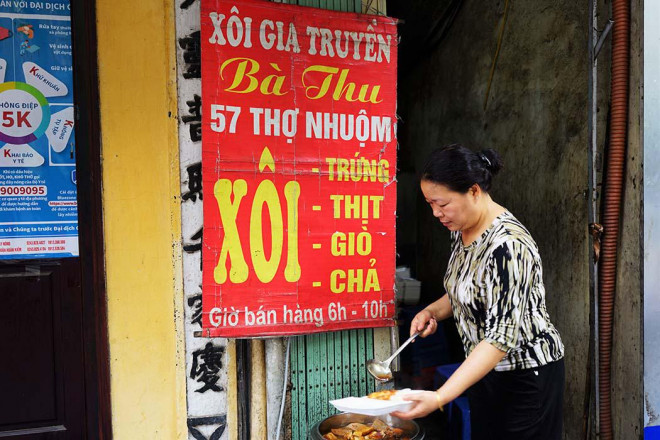 Sau khi mẹ mất, bà Phượng cùng anh trai giữ nghề của mẹ. (Ảnh: Hoàng Anh)