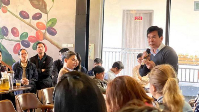 Ông Đặng Thanh Nam - Chủ tịch UBND huyện Kon Plông đứng ra chủ trì buổi "Cà phê khởi nghiệp lần 3" tại quán cà phê Bạch Dương.