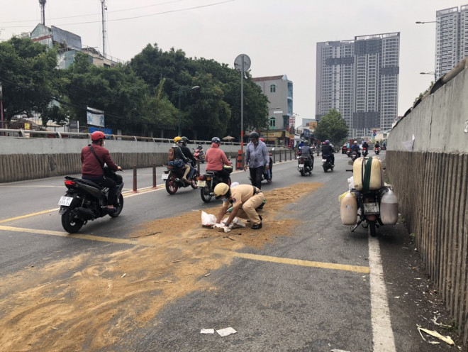 Dầu nhớt đổ ra đường sau tai nạn, CSGT TPHCM đổ cát, dọn sạch - 4