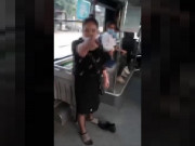 Tin tức trong ngày - Clip: Bị mời xuống xe bus vì đeo khẩu trang không đúng quy định, người phụ nữ lớn tiếng thách thức