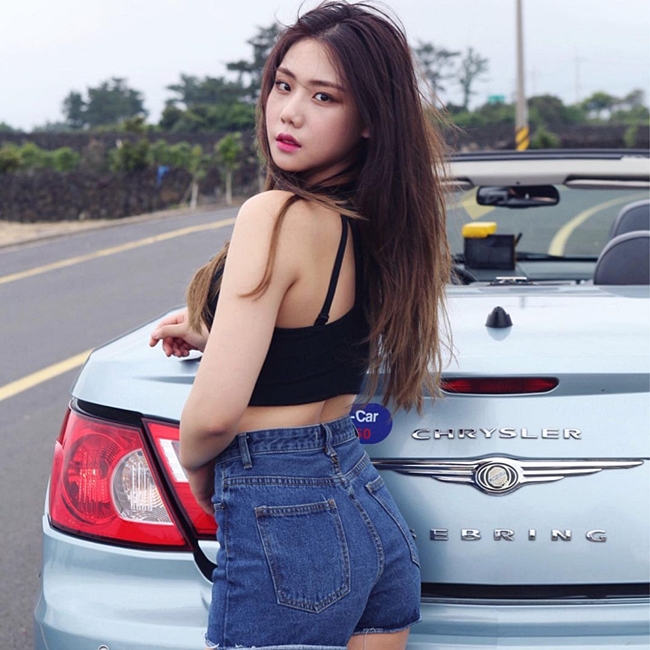 Hầu như người đẹp mạng xã hội Hàn Quốc nào cũng có những shoot hình chụp bên ô tô. Đặc biệt, họ có khả năng khiến chiếc xe trở nên lu mờ trước vẻ tươi xinh.
