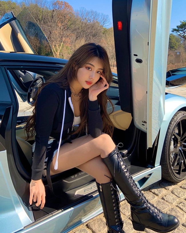 Người đẹp đua xe Hàn Quốc Jung Youna khoe vẻ quyến rũ bên chiếc xe Lamborghini giá chục tỷ đồng.
