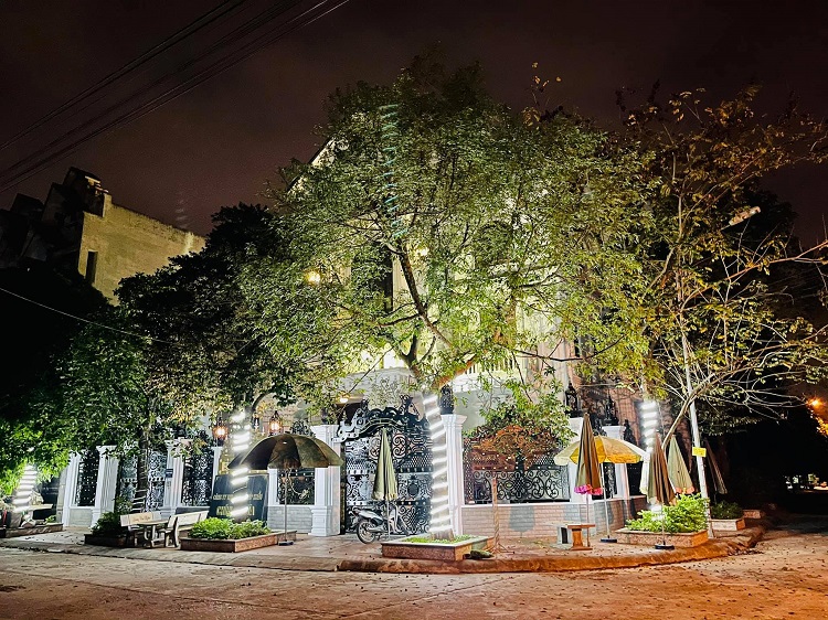 Tọa lạc tại thị xã Từ Sơn, tỉnh Bắc Ninh, căn biệt thự 4 tầng màu trắng nổi bật với diện mạo xa hoa là tổ ấm của gia đình anh Nghĩa. (Ảnh: Nghia Truong)