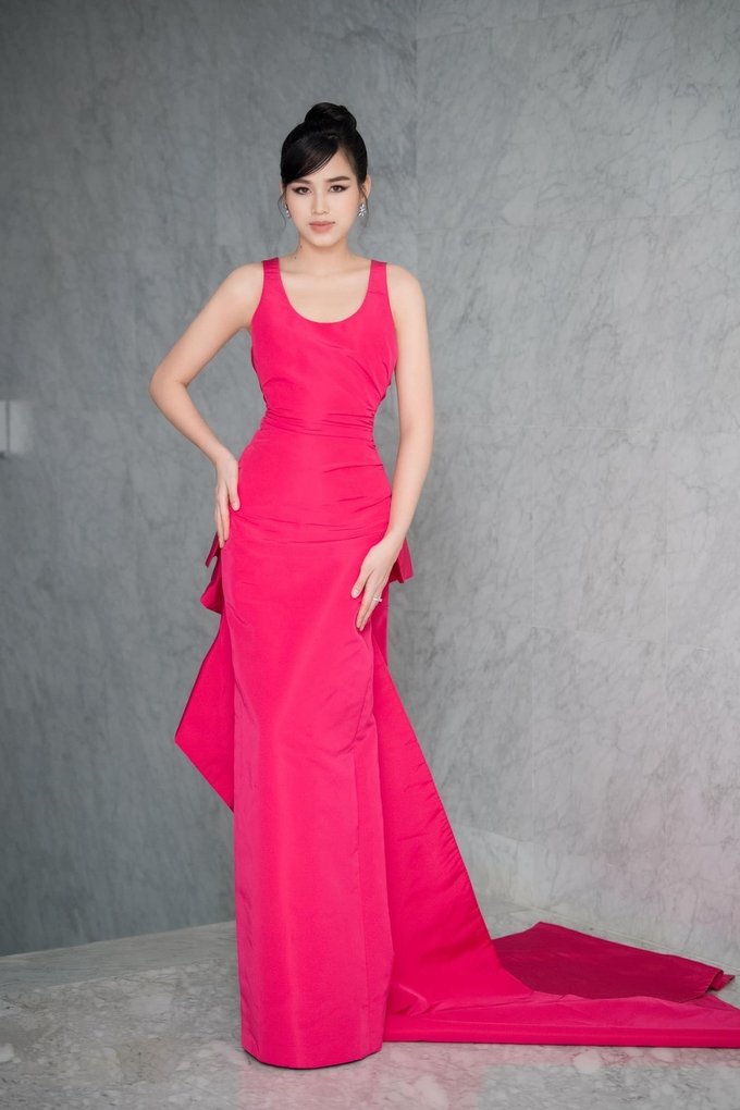 Đỗ Thị Hà đẹp ngỡ ngàng trong thiết váy dáng đứng màu hồng fuchsia của NTK Nguyễn Công Trí.