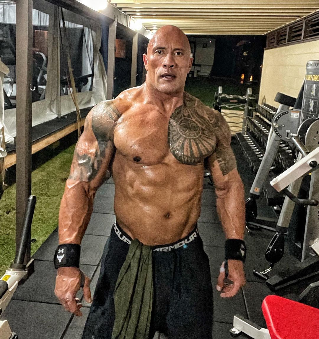 Almost 50 years old, The Rock still shows off his muscles, his thighs are as big as a mountain, making 4 million people admire - 5