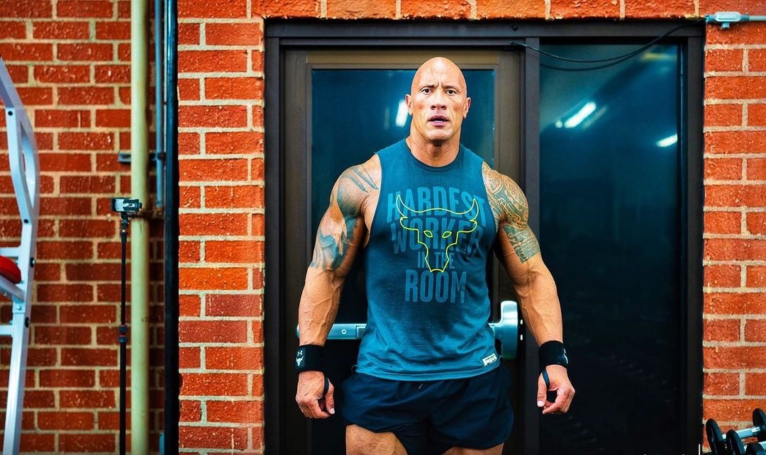About to be 50 years old, The Rock still shows off his muscles, his thighs are as big as a mountain, making 4 million people admire - 4
