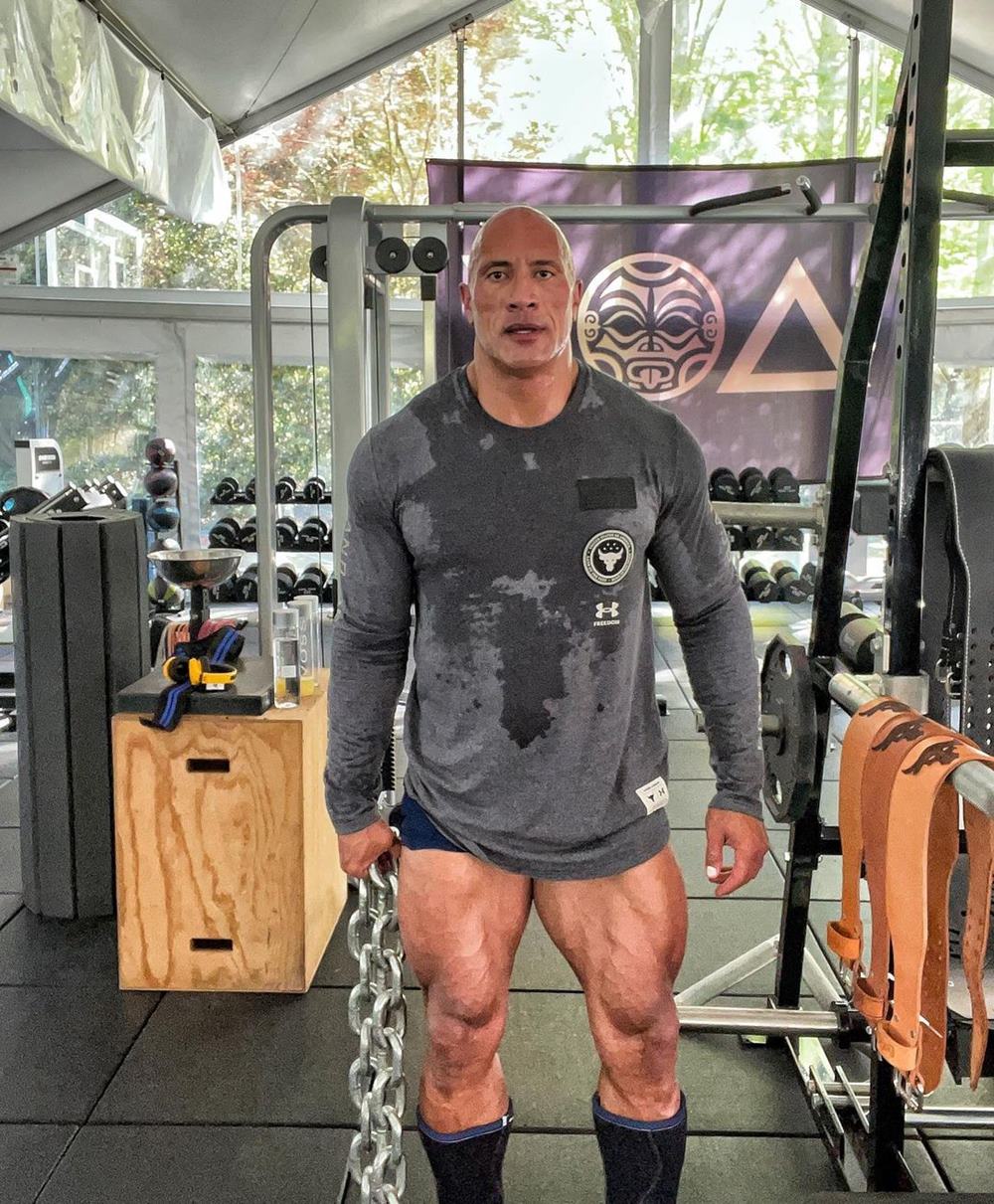About to be 50 years old, The Rock still shows off his muscles, his thighs are as big as a rock, making 4 million people admire - 1