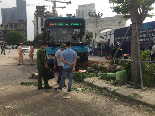 Phụ xe khai nhận do chiếc xe buýt quay đầu thì bất ngờ mất phanh, lao lên vỉa hè.