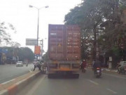 Tin tức trong ngày - Video: Cố vượt xe container, người phụ nữ &quot;đầu trần&quot; bị chèn gãy chân