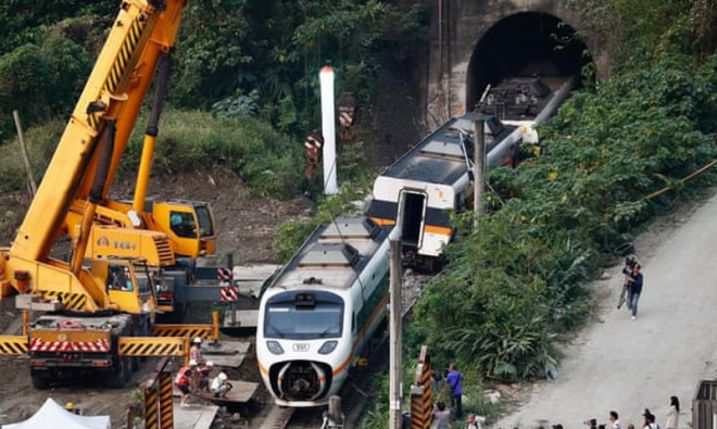 Lực lượng cứu hộ đang tháo dỡ các phần tàu sau tai nạn thảm khốc. Ảnh:&nbsp;Ritchie B Tongo/EPA