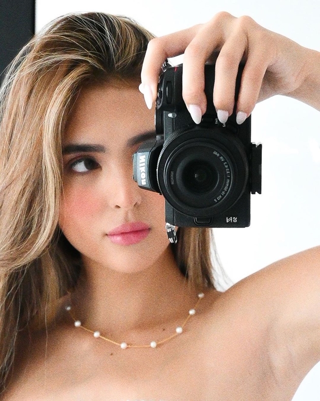 Một người đẹp&nbsp;lai ba dòng máu khác là Sofia Andres. Vẻ đẹp của cô pha trộn giữa&nbsp;&nbsp;Philippines, Tây Ban Nha và Trung Quốc.
