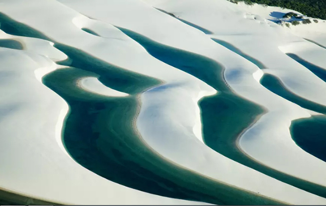 Vườn quốc gia Lençóis Maranhenses ở Brazil: Những ao nước màu xanh lục hình thành giữa cồn cát trắng trong Vườn quốc gia Lençóis Maranhenses ở Brazil.
