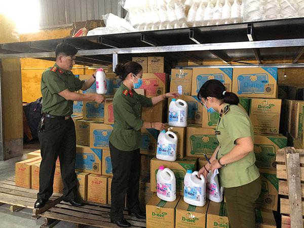 Cơ sở sản xuất nước giặt giả nhãn hiệu D-nee ở Phú Lương (Hà Đông, Hà Nội) bị lực lượng chức năng phát hiện bắt giữ.