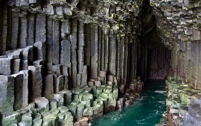 Hang động Fingal ở Scotland: Đá bazan hình thành bên trong hang động Fingal trên đảo Staffa ngoài khơi bờ biển phía tây Scotland.
