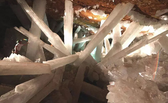 Cave of the Crystals ở Mexico: Đúng như tên gọi là động pha lê, đây là một trong những hang động lộng lẫy nhất trên thế giới. Bạn có thể nhìn thấy những tinh thể lớn màu trắng nhô ra từ trần, tường và sàn của hang động.
