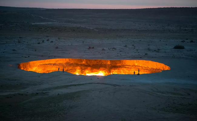 Cửa địa ngục Turkmenistan: Miệng núi lửa Derweze Gas, còn được gọi là "Cánh cửa địa ngục", là một trong những nơi bí ẩn nhất trên thế giới. 
