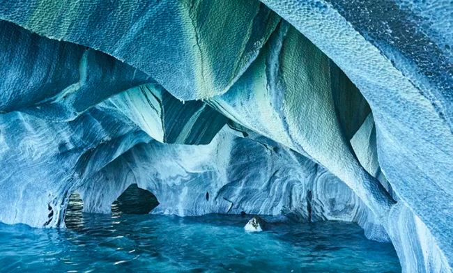 Động đá cẩm thạch ở Chile: Màu xanh ngọc và hình dạng lộng lẫy của hang động bằng đá cẩm thạch ở Patagonia, Chile là hình ảnh nổi bật về vẻ đẹp kỳ thú được tạo ra bởi thiên nhiên.

