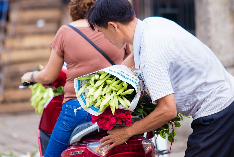 Một vụ hoa loa kèn kéo dài hơn 1 tháng nên được người Hà Nội “săn đón”, nhờ vậy người bán hoa lại tất bật thu tiền.