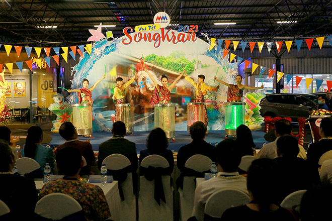 Sự kiện “Vui Tết Songkran” vừa chính thức khai mạc vào tối 8/4 với nhiều màn trình diễn văn hóa đặc trưng của xứ sở chùa Vàng