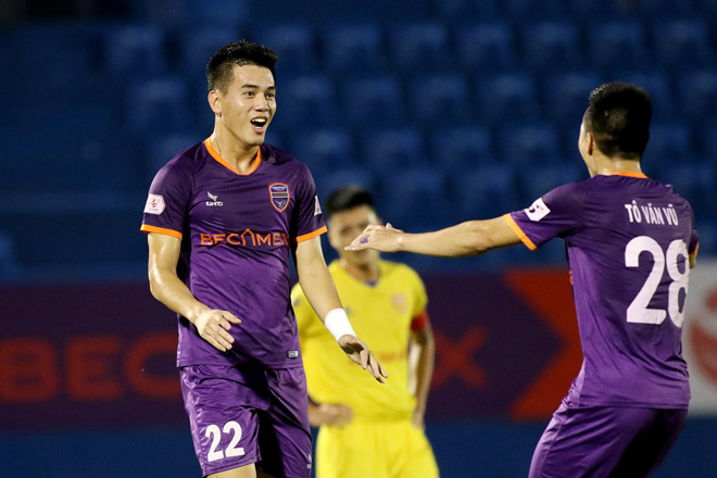 Tiến Linh có hat-trick vào lưới Nam Định ở vòng 8 V-League