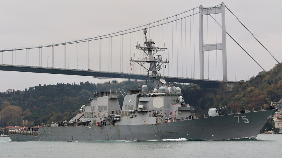 Tàu khu trục USS Donald Cook từng đi qua eo biển&nbsp;Bosphorus, tiến vào Biển Đen hồi tháng 2.2020.