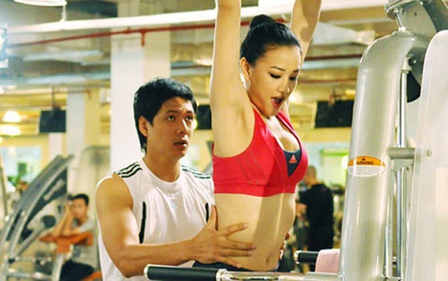 Bình Minh "mướt mồ hôi" trước thân hình gợi cảm của Maya trong phòng tập gym.
