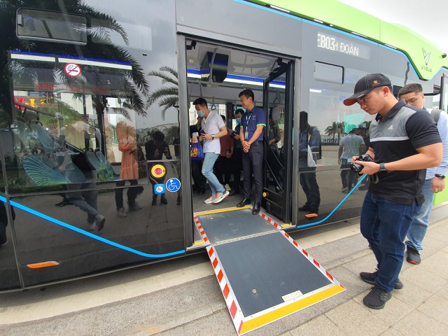 Xe buýt điện của tỷ phú Phạm Nhật Vượng chính thức lăn bánh