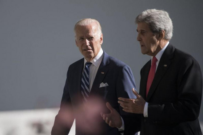 Tổng thống Mỹ Joe Biden (trái) và ông John Kerry. Ảnh: GETTY IMAGES