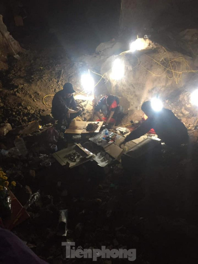 Các ngành chức năng thành phố Lạng Sơn tiến hành thu lượm, xử lý 3 bộ hài cốt vừa tìm thấy ở hang Thủy Cung - Chùa Tiên. Ảnh: Đ. Doanh