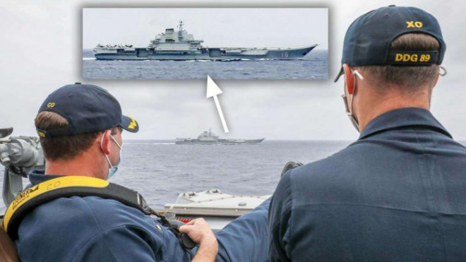 Hai thủy thủ Mỹ đang quan sát tàu sân bay Liêu Ninh của Trung Quốc từ khu trục hạm USS Mustin (DDG 89).