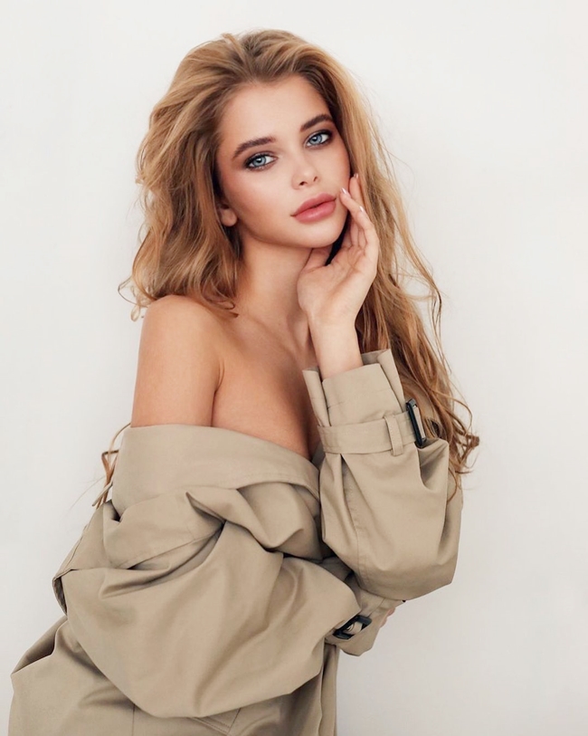 Alla Bruletova là người mẫu sinh năm 1999 đến từ Nga. Bên cạnh công việc người mẫu, cô còn quản lý một shop thời trang online.
